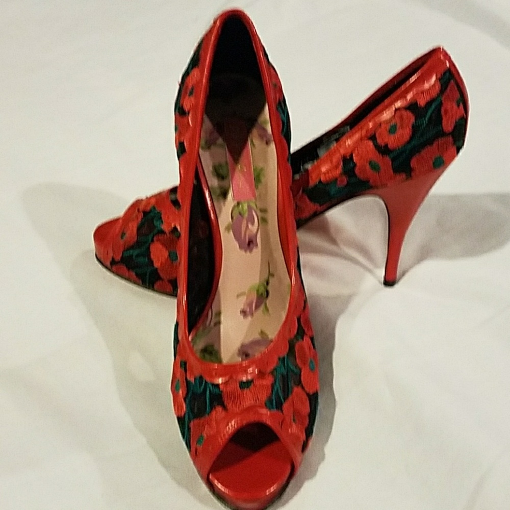 Like new Betsy Johnson pumps